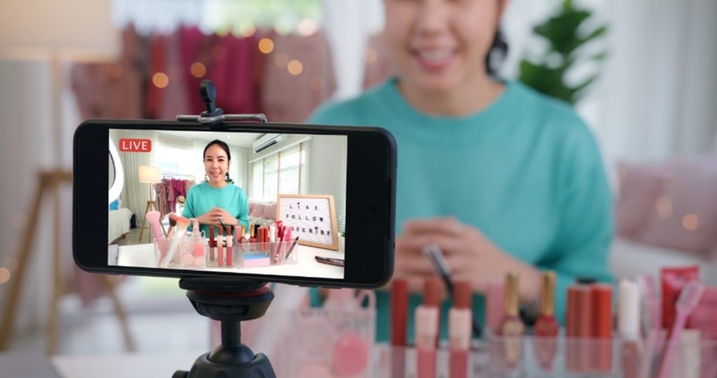 nail artist publishing live video on social media